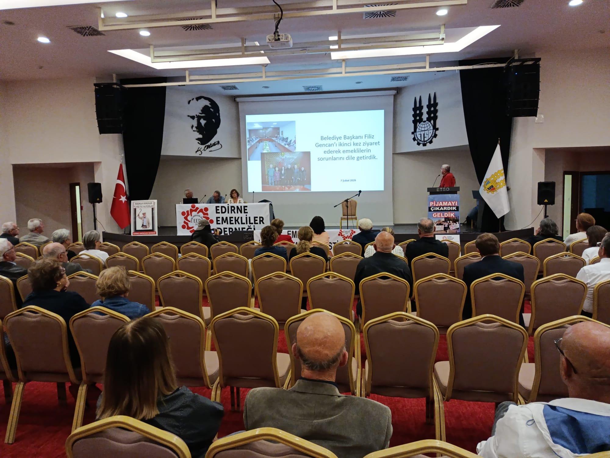 Edirne Emekliler Derneği Başkanı Ahmet Ziya Yaz’ın protokol üyelerinin yokluğuna yönelik sitem dolu sözleri güne damga vurdu.